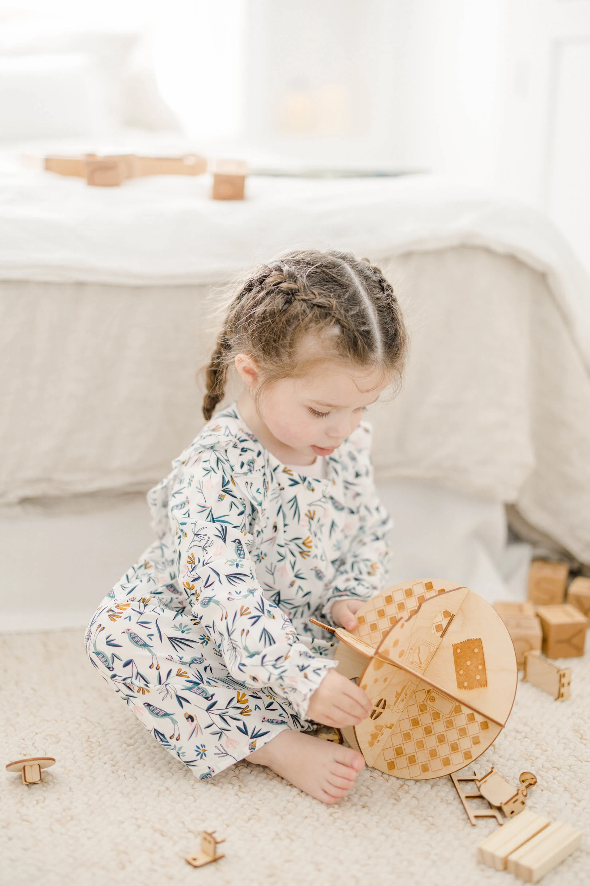 enfant jouer jouet gris marron